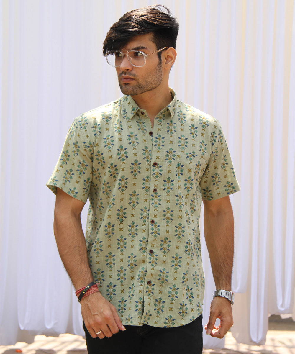 Off white butti handblock printed cotton half sleeves shirt