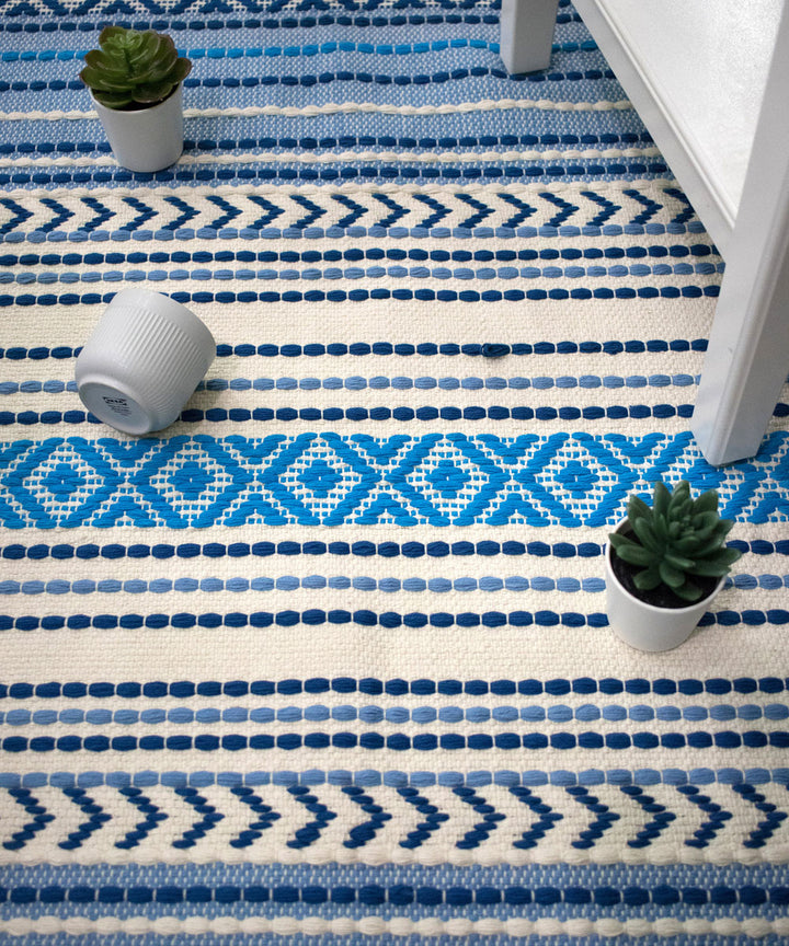 Blue white yarn dyed handwoven cotton rug