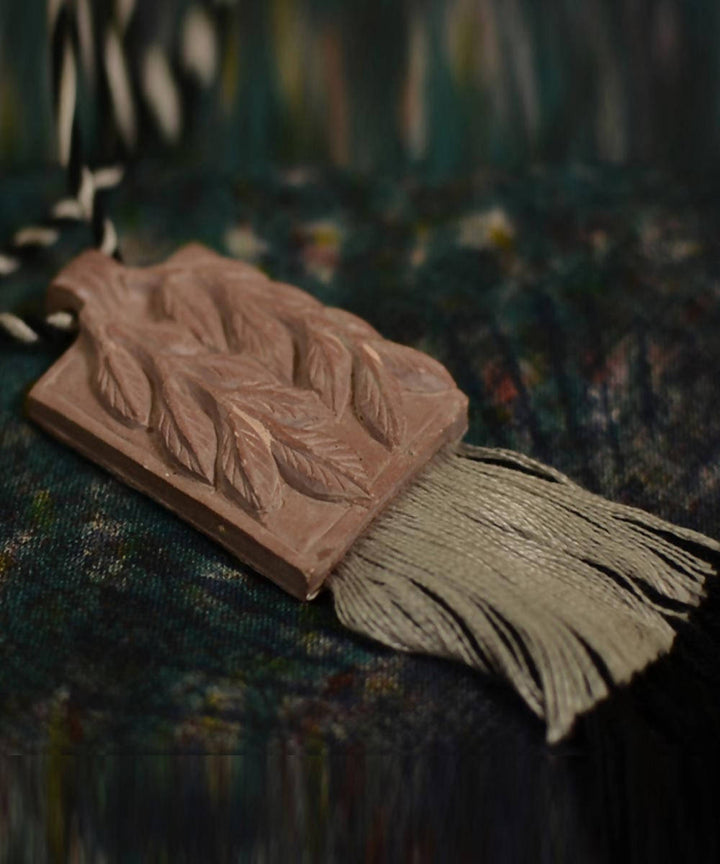 Hand carved leaves tara stone choker necklace