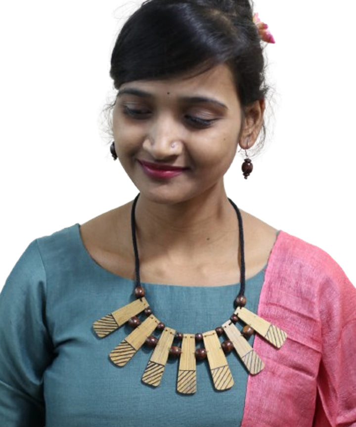 Brown bamboo hand print warli necklace