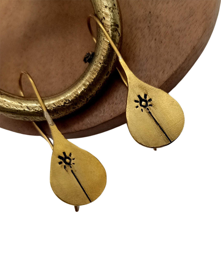 Golden oval flower design handcrafted brass earring