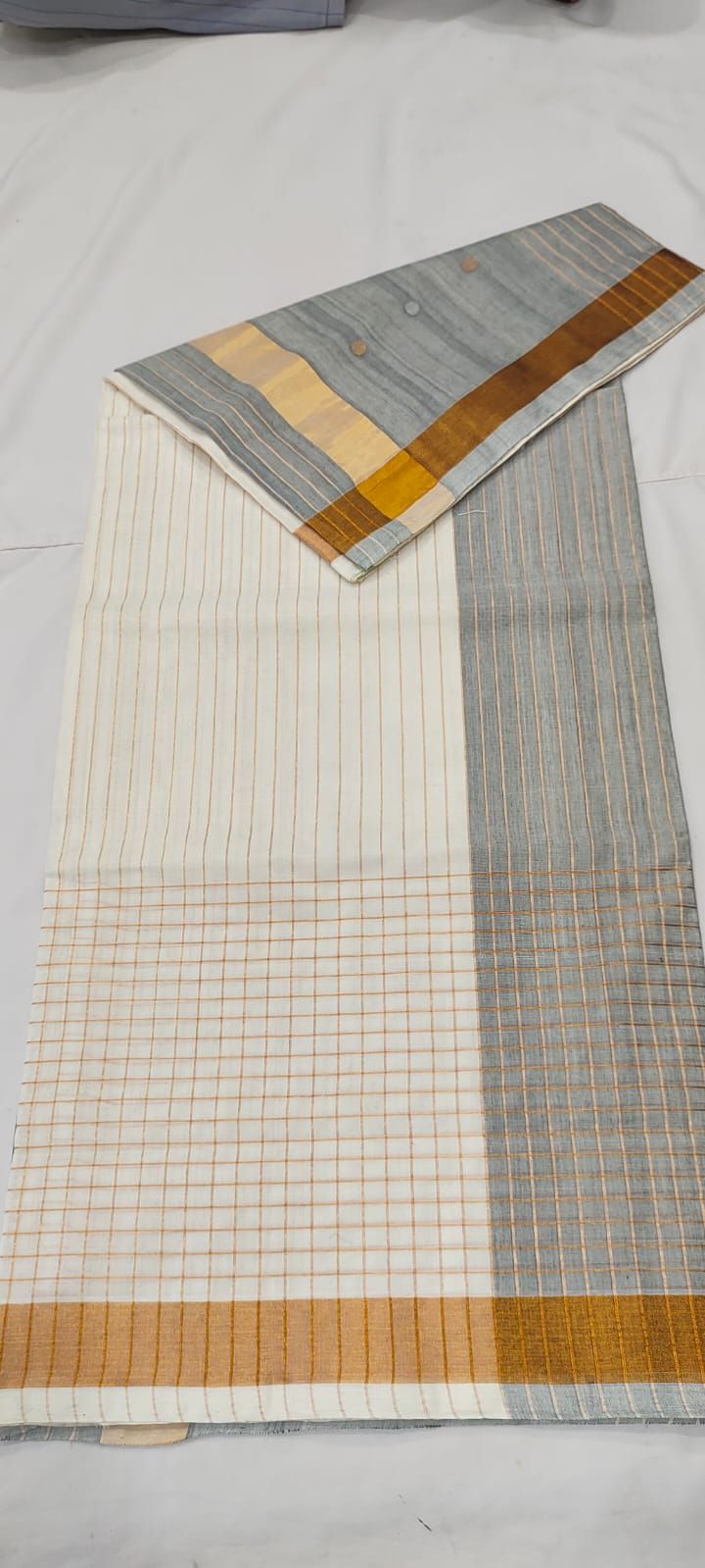 white with gold shimmer border Handwoven Venkatagiri cotton Saree (Copy)