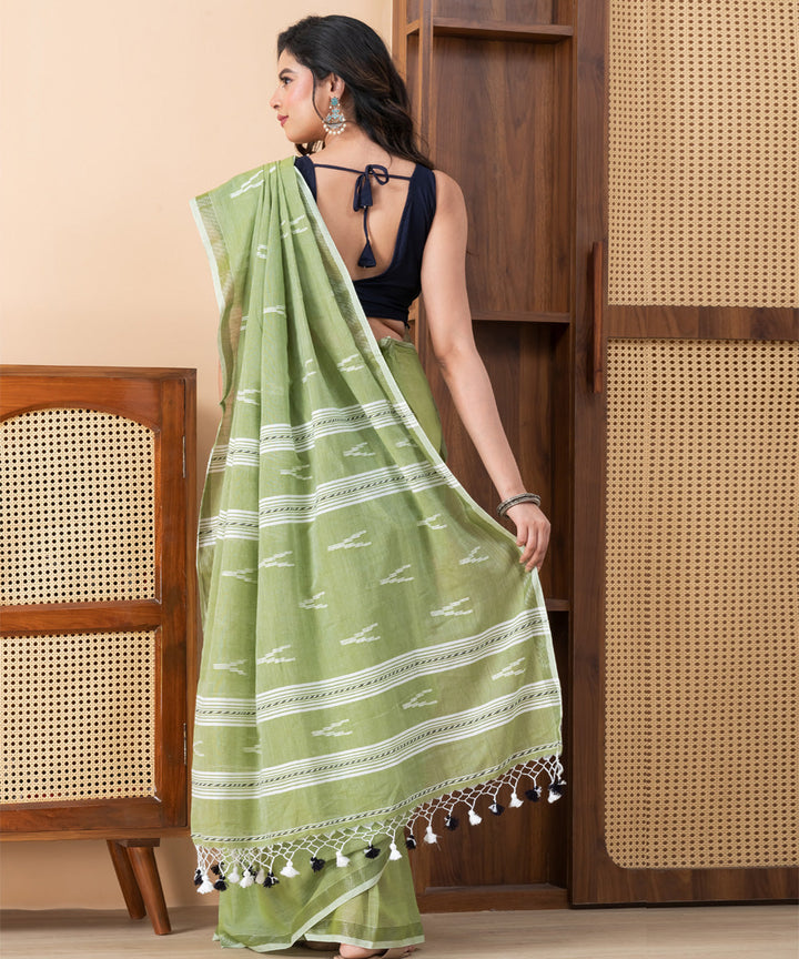 Light green offwhite cotton handloom jamdani saree with tassels