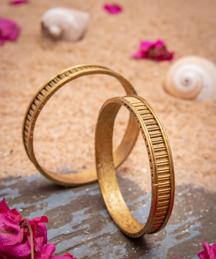 Golden dhokra stripe brass single bangle (Size-2.4)