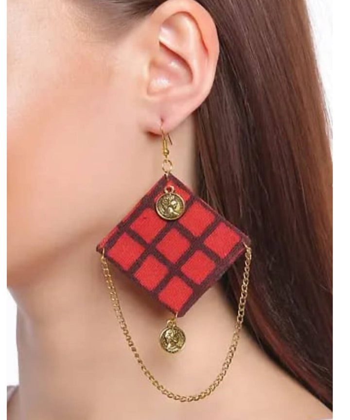 Red black chained earring diamond shape