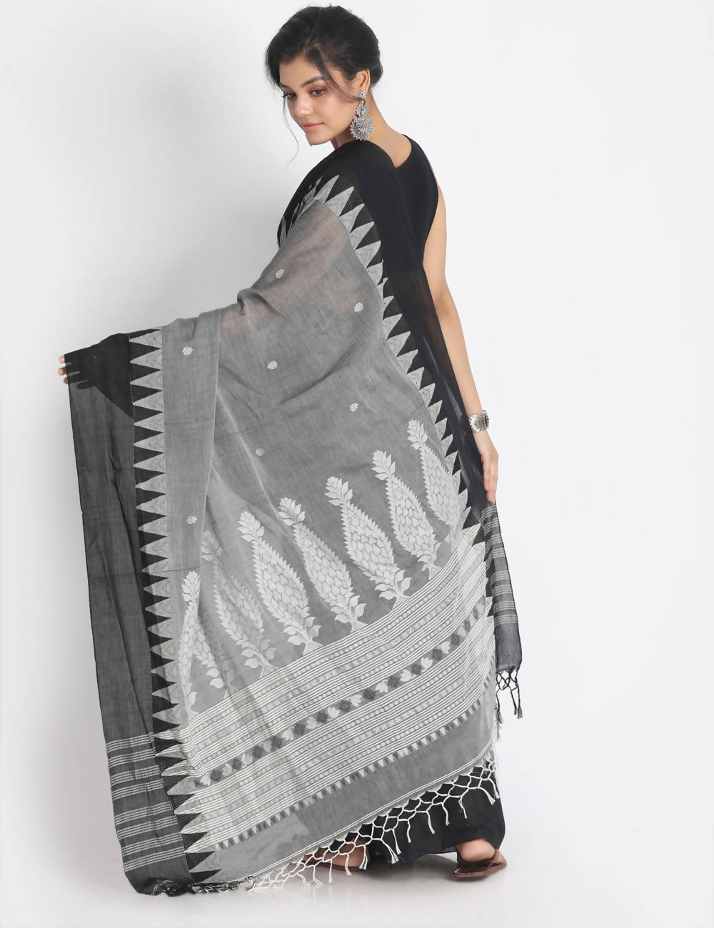 Grey black handspun handwoven cotton saree