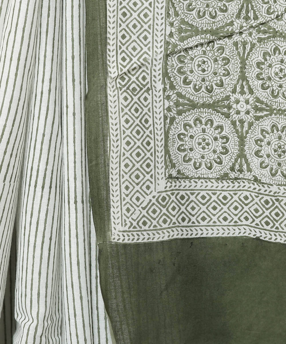Kiara crafts white half and half block print mul cotton saree