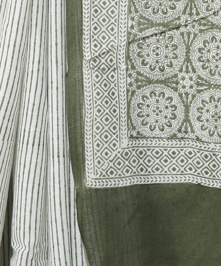 Kiara crafts white half and half block print mul cotton saree