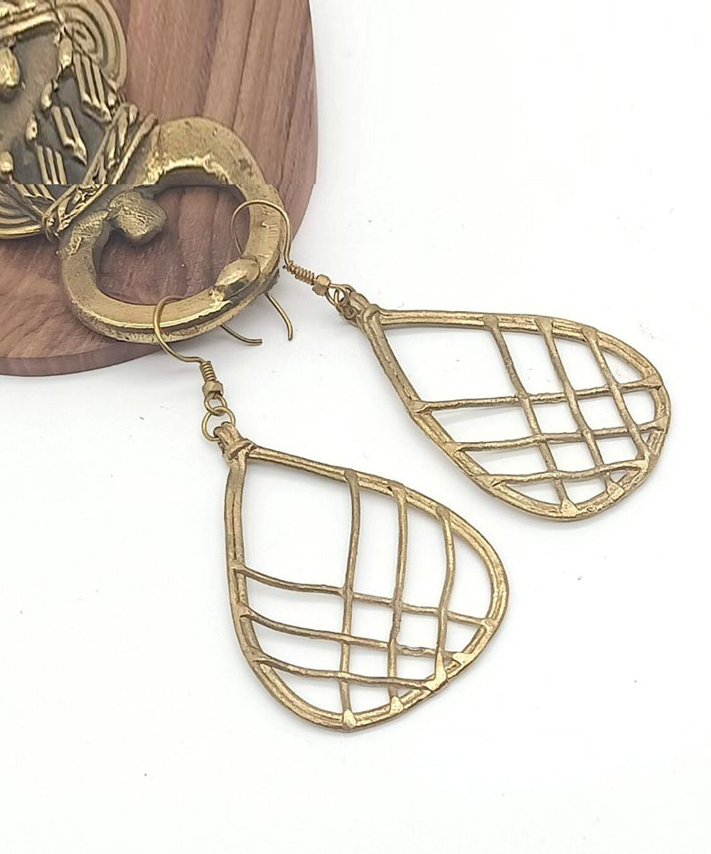 Golden metal oval zig zag handmade brass earring