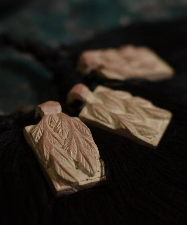 Hand carved three leaves tara stone choker necklace
