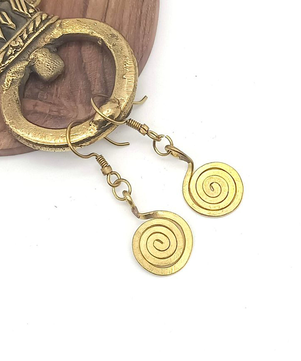 Golden metal coil round handmade brass earring