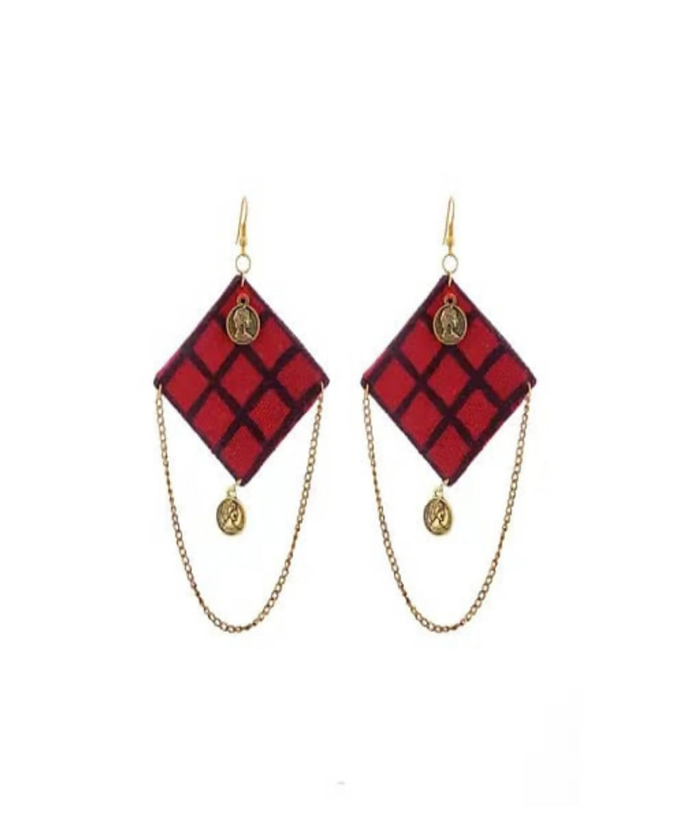 Red black chained earring diamond shape